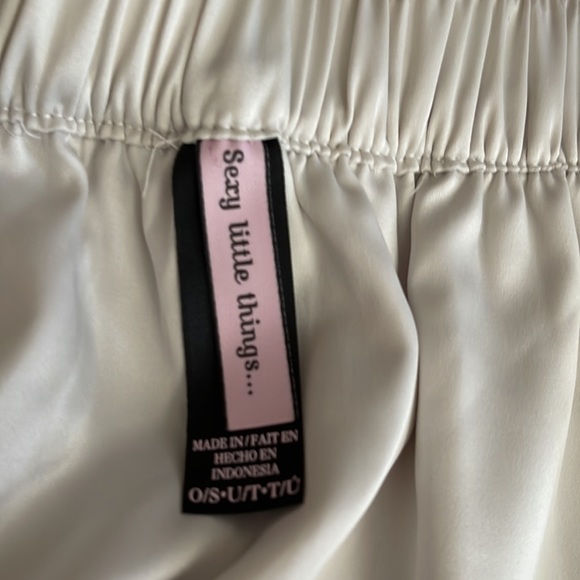 Victoria’s Secret Very Sexy Holiday Bra, Thong, & Skirt Set - Picture 10 of 15